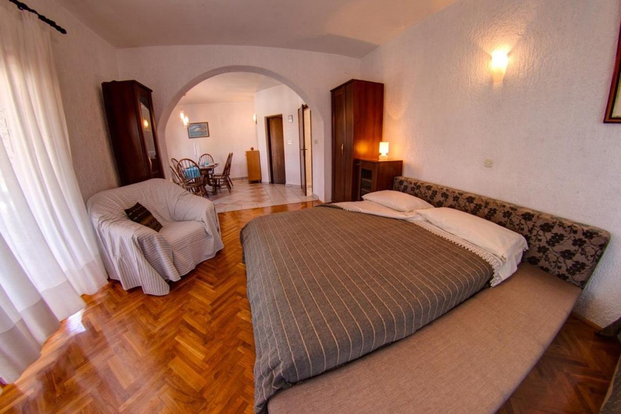 Malinska Apartment 1 Sveti Anton  Buitenkant foto