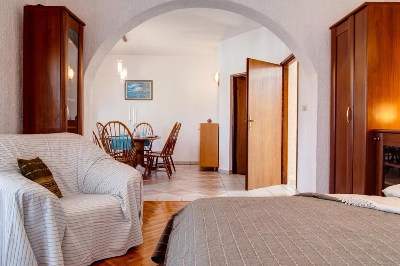 Malinska Apartment 1 Sveti Anton  Buitenkant foto